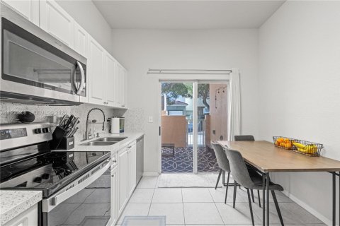 Condo in Homestead, Florida, 2 bedrooms  № 2010331 - photo 2