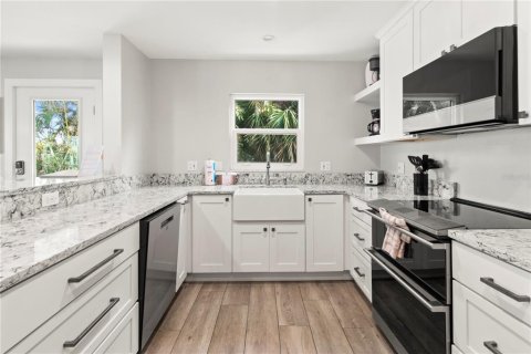House in Anna Maria, Florida 4 bedrooms, 196.21 sq.m. № 2349761 - photo 19