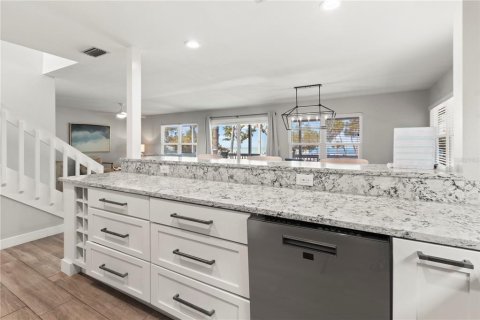 House in Anna Maria, Florida 4 bedrooms, 196.21 sq.m. № 2349761 - photo 20