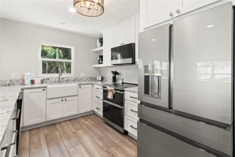 House in Anna Maria, Florida 4 bedrooms, 196.21 sq.m. № 2349761 - photo 18