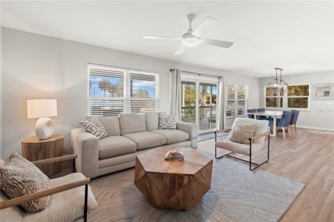 House in Anna Maria, Florida 4 bedrooms, 196.21 sq.m. № 2349761 - photo 24