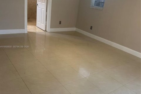 House in Miami, Florida 4 bedrooms, 176.05 sq.m. № 2009686 - photo 11