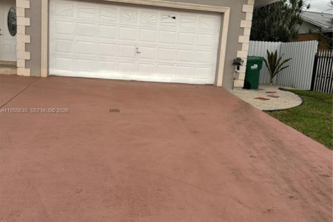 House in Miami, Florida 4 bedrooms, 176.05 sq.m. № 2009686 - photo 2