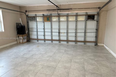 House in Miami, Florida 4 bedrooms, 176.05 sq.m. № 2009686 - photo 21