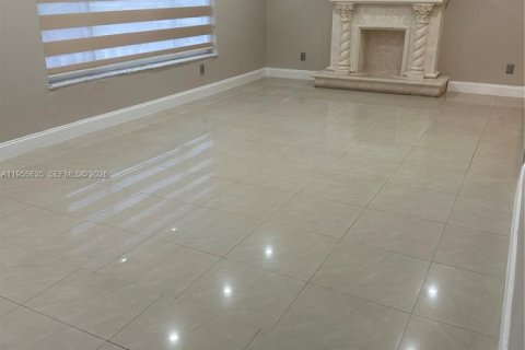 House in Miami, Florida 4 bedrooms, 176.05 sq.m. № 2009686 - photo 3