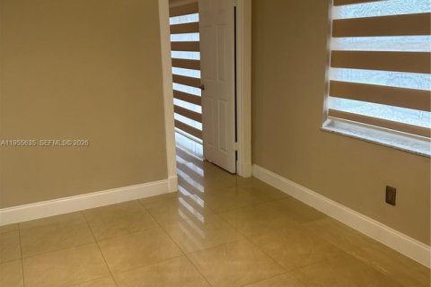 House in Miami, Florida 4 bedrooms, 176.05 sq.m. № 2009686 - photo 4