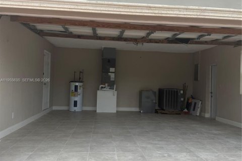 House in Miami, Florida 4 bedrooms, 176.05 sq.m. № 2009686 - photo 22