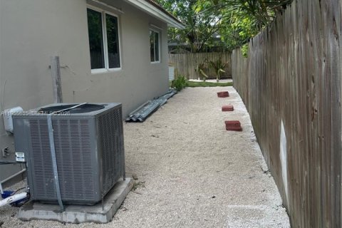 House in Miami, Florida 4 bedrooms, 176.05 sq.m. № 2009686 - photo 25