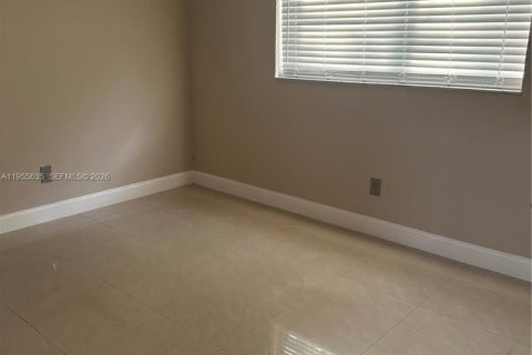 House in Miami, Florida 4 bedrooms, 176.05 sq.m. № 2009686 - photo 18