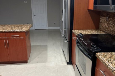 House in Miami, Florida 4 bedrooms, 176.05 sq.m. № 2009686 - photo 10