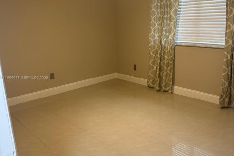 House in Miami, Florida 4 bedrooms, 176.05 sq.m. № 2009686 - photo 14