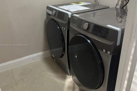 House in Miami, Florida 4 bedrooms, 176.05 sq.m. № 2009686 - photo 20