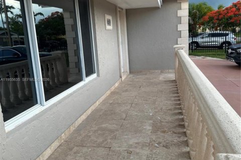 House in Miami, Florida 4 bedrooms, 176.05 sq.m. № 2009686 - photo 30