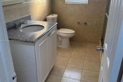 House in Miami, Florida 4 bedrooms, 176.05 sq.m. № 2009686 - photo 13