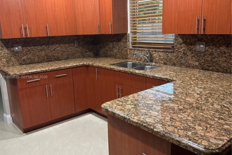 House in Miami, Florida 4 bedrooms, 176.05 sq.m. № 2009686 - photo 8