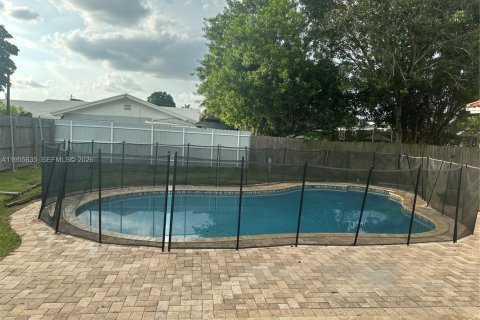 House in Miami, Florida 4 bedrooms, 176.05 sq.m. № 2009686 - photo 24