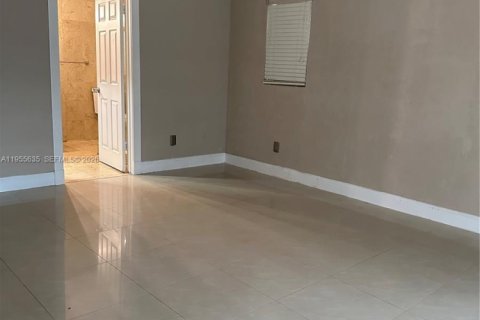 House in Miami, Florida 4 bedrooms, 176.05 sq.m. № 2009686 - photo 15