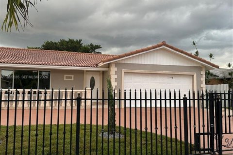 House in Miami, Florida 4 bedrooms, 176.05 sq.m. № 2009686
