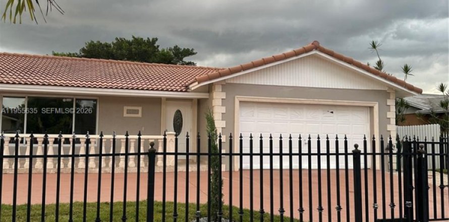 House in Miami, Florida 4 bedrooms, 176.05 sq.m. № 2009686