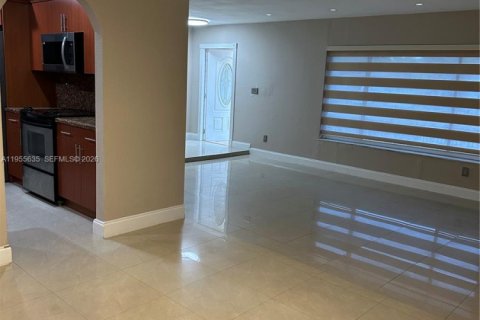 House in Miami, Florida 4 bedrooms, 176.05 sq.m. № 2009686 - photo 5