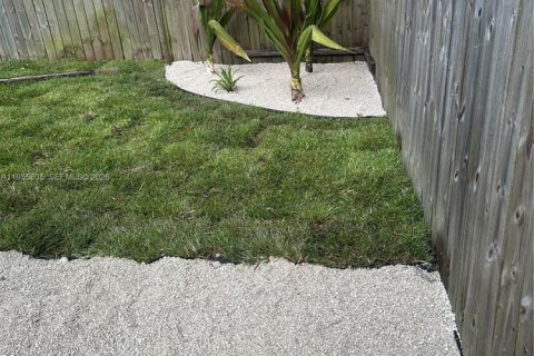 House in Miami, Florida 4 bedrooms, 176.05 sq.m. № 2009686 - photo 27