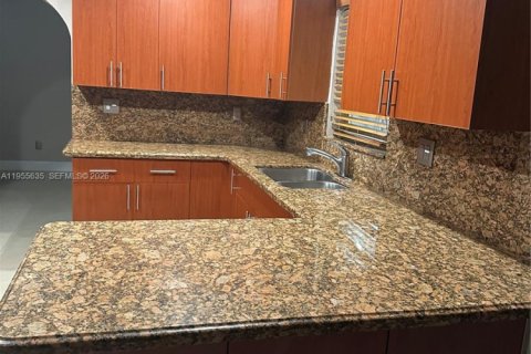 House in Miami, Florida 4 bedrooms, 176.05 sq.m. № 2009686 - photo 6