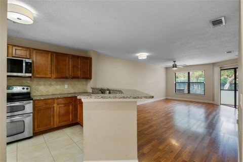Condo in Orlando, Florida, 2 bedrooms  № 1669990 - photo 9