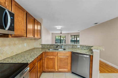 Condo in Orlando, Florida, 2 bedrooms  № 1669990 - photo 13