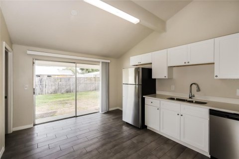 Casa en alquiler en Brandon, Florida, 3 dormitorios, 125.7 m2 № 1906851 - foto 4
