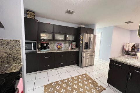 House in Miami, Florida 4 bedrooms, 224.92 sq.m. № 2018038 - photo 23