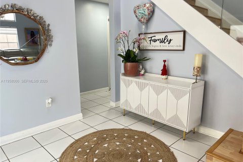 House in Miami, Florida 4 bedrooms, 224.92 sq.m. № 2018038 - photo 10