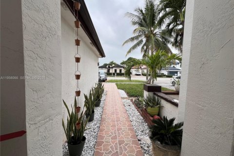 House in Miami, Florida 4 bedrooms, 224.92 sq.m. № 2018038 - photo 4