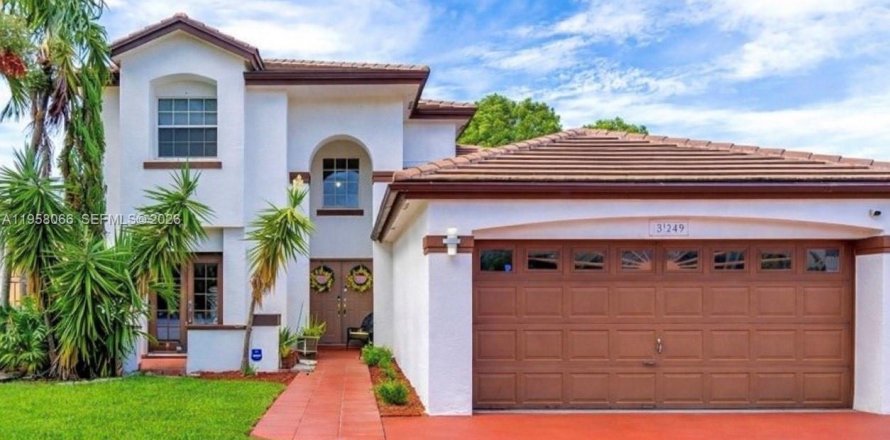 House in Miami, Florida 4 bedrooms, 224.92 sq.m. № 2018038