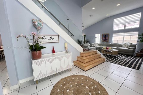 House in Miami, Florida 4 bedrooms, 224.92 sq.m. № 2018038 - photo 8