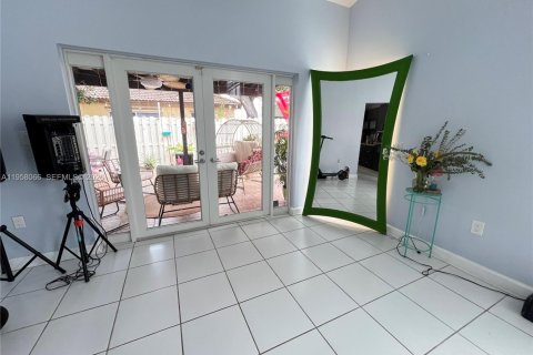 House in Miami, Florida 4 bedrooms, 224.92 sq.m. № 2018038 - photo 15