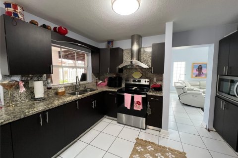 House in Miami, Florida 4 bedrooms, 224.92 sq.m. № 2018038 - photo 17