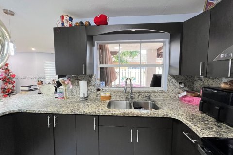 House in Miami, Florida 4 bedrooms, 224.92 sq.m. № 2018038 - photo 21