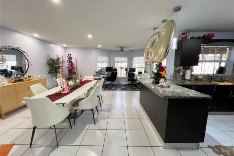 House in Miami, Florida 4 bedrooms, 224.92 sq.m. № 2018038 - photo 24