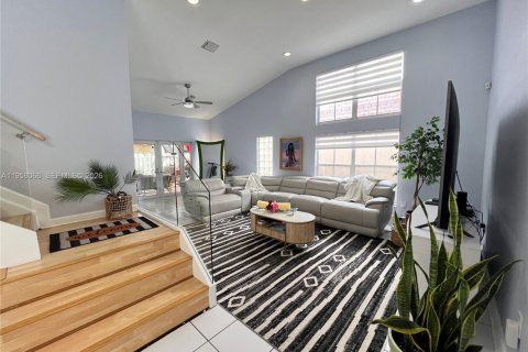 House in Miami, Florida 4 bedrooms, 224.92 sq.m. № 2018038 - photo 11