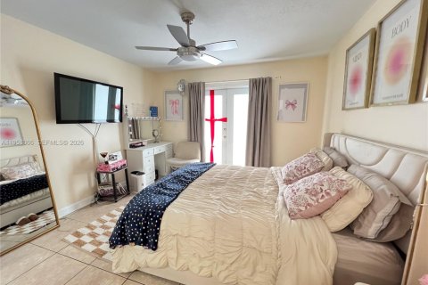 House in Miami, Florida 4 bedrooms, 224.92 sq.m. № 2018038 - photo 28