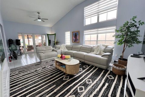 House in Miami, Florida 4 bedrooms, 224.92 sq.m. № 2018038 - photo 12