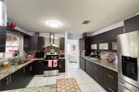 House in Miami, Florida 4 bedrooms, 224.92 sq.m. № 2018038 - photo 18