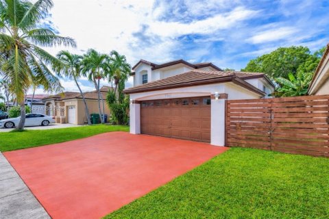 House in Miami, Florida 4 bedrooms, 224.92 sq.m. № 2018038 - photo 2