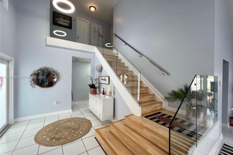 House in Miami, Florida 4 bedrooms, 224.92 sq.m. № 2018038 - photo 9