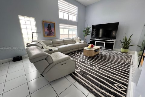 House in Miami, Florida 4 bedrooms, 224.92 sq.m. № 2018038 - photo 14