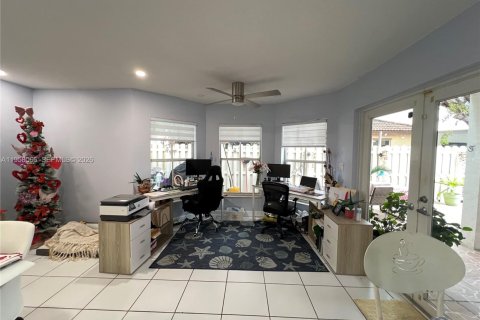 House in Miami, Florida 4 bedrooms, 224.92 sq.m. № 2018038 - photo 25