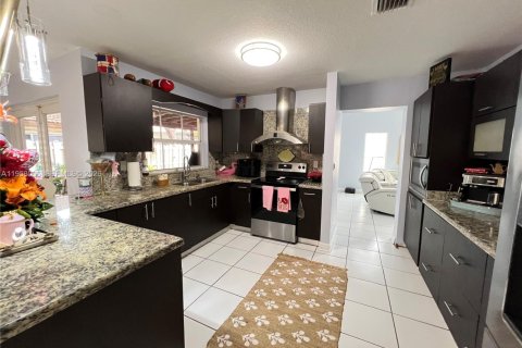 House in Miami, Florida 4 bedrooms, 224.92 sq.m. № 2018038 - photo 19