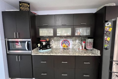 House in Miami, Florida 4 bedrooms, 224.92 sq.m. № 2018038 - photo 22