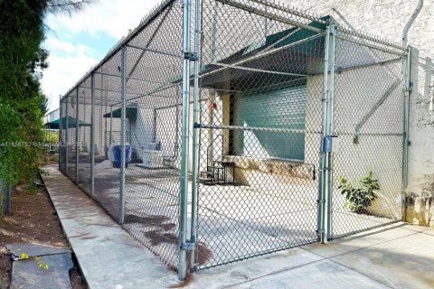 Commercial property in Opa-locka, Florida № 1958162 - photo 8