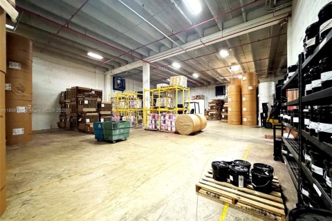 Commercial property in Opa-locka, Florida № 1958162 - photo 12